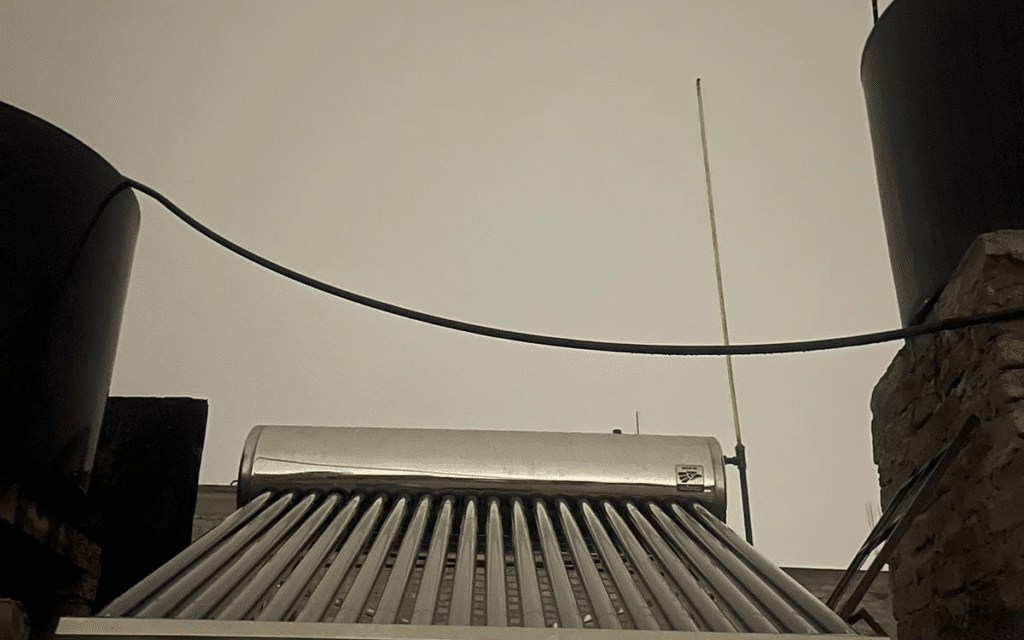 Una imagen de un calentador solar instalado en un techo.